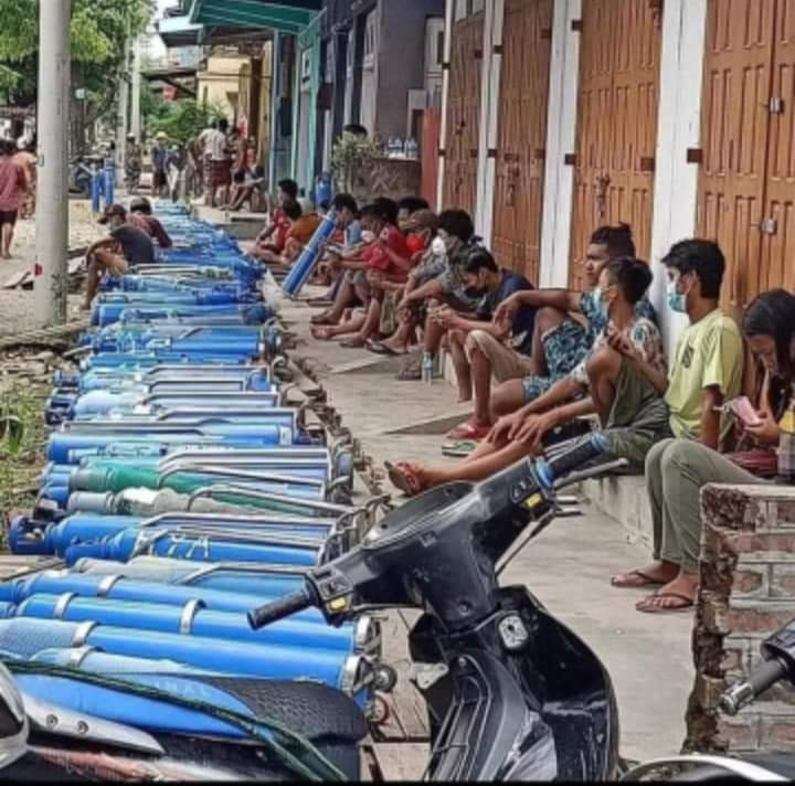 Myanmar civilians can't even fill oxygen  from the oxygen plants and can't even buy medical supplements from other countries due to military juntas‘s tight restrictions.The military raid the Oxygen plants and ordered to shut down them.
 #SaveMyanmar
#EndGenocideInMyanmar