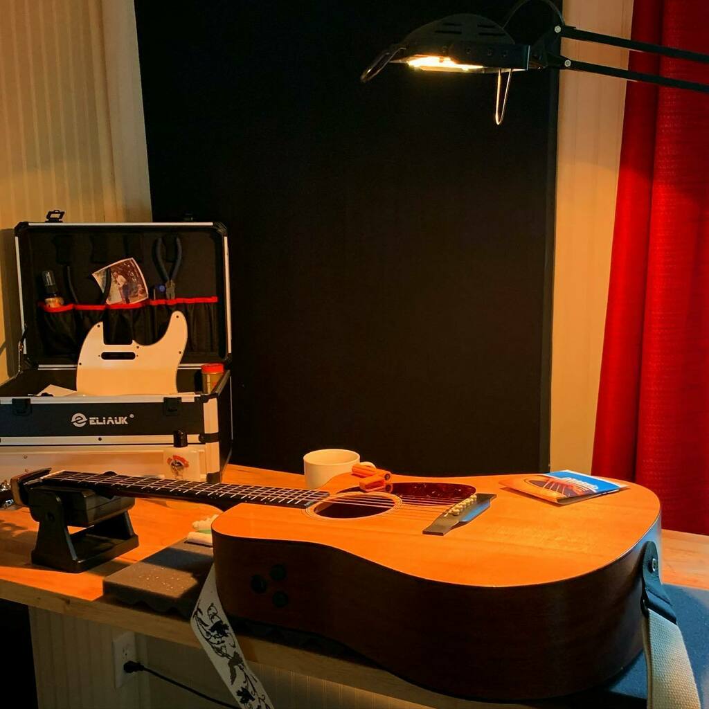 EllsworthFred's tweet image. New String Day! Need a little extra for this week. See you tonight @theberrytavern .
.
.
#daddariostrings #martinguitar #stringwinder #guitarstuff #whencanwebedonewithhashtags