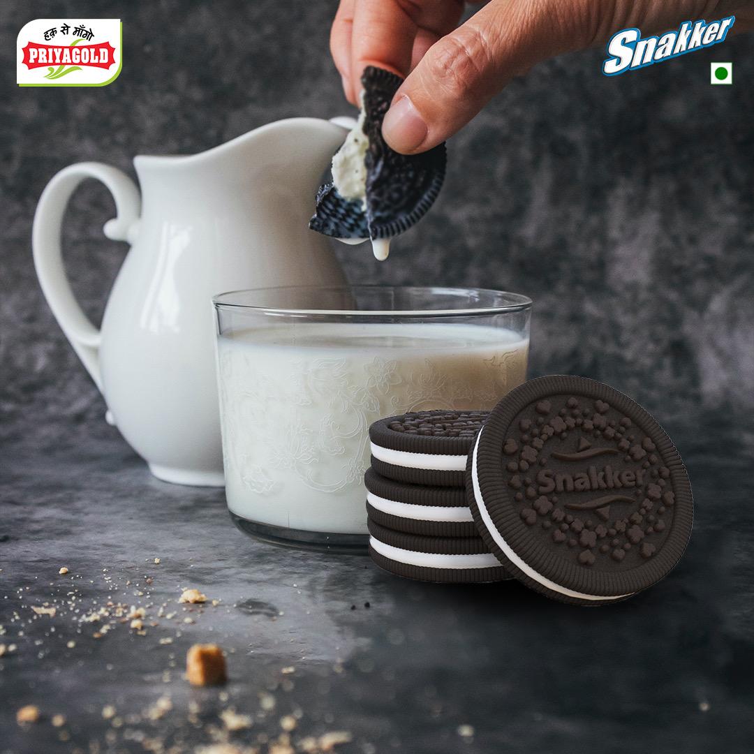 Our Snakker Choco Sandwich Biscuits are already packed with deliciousness as they are, but dipping them in a glass of hot milk opens up new worlds of flavour. 

Which one do you choose for your favorite biscuits? Share your preferences in the comment section below.