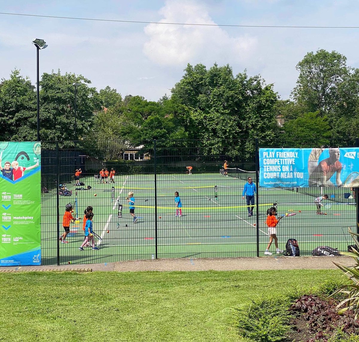 Camp goers at King George’s Park treated to a special guest this afternoon 🤩⁣ ⁣ It was amazing to have a visit from mixed doubles Wimbledon finalist, @harriet_dart! Fair to say our players were left feeling inspired 💪⁣ ⁣ 🎥 Catch the feature on ITV News at 6pm tonight!