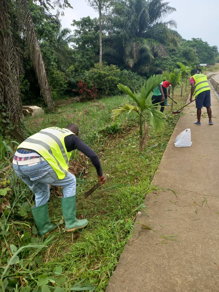 ARYDEL6's tweet photo. Avec la saison de pluie qui arrive à grand pas @ARYDEL6 de part le #projetyassapropre s’active pour conserver les emprises de la voie publique propres. Rejoignez nous les jeudis propres et samedi clean.
Ensemble nous sommes plus forts 💪 https://t.co/qrBjR4ylxY