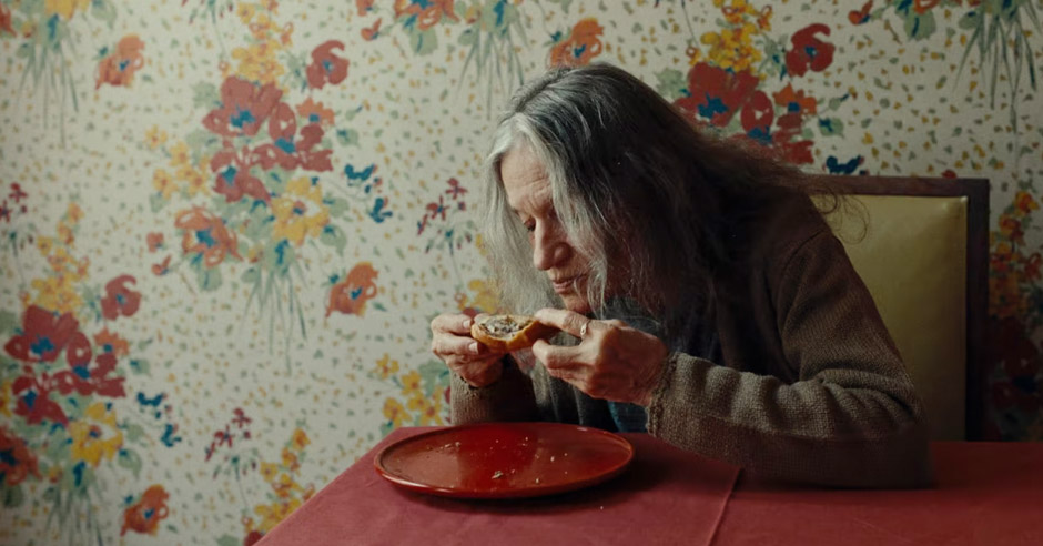 Sign us up for this scooter gang, we wanna party with these people. A hypnotic visual for Moullinex’s “Inner Child” from the mind of director Daniel Soares. Watch: tv.booooooom.com/2021/07/12/mou…