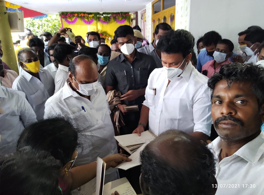 Senthil112017's tweet photo. #CM_Regularize
#Part_Time_Teachers
#Budget2021
#திமுக_தேர்தல்_அறிக்கை
#உங்கள்_தொகுதி_ஸ்டாலின்_வாக்குறுதி
பகுதிநேரஆசிரியர்களை நிரந்தரம் செய்ய தஞ்சாவூர் வரகூரில் மாண்புமிகு @Anbil_Mahesh கல்விஅமைச்சரிடம் 13-07-21ல் மனு
@mkstalin @Udhaystalin @ptrmadurai @arivalayam https://t.co/ih6MenRrbN