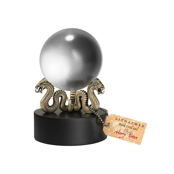 ArchibaldWClark's tweet image. "Bola kristal berisi ramalan memiliki label nama pembuat ramalan atau Seer, subjek atau orang yang terlibat, dan tahun ramalan tersebut dibuat." Archie memunculkan visualisasi. "Ini ramalan pertama Trelawney, ada yang bisa mengartikan label ini? The acronym and question mark?"