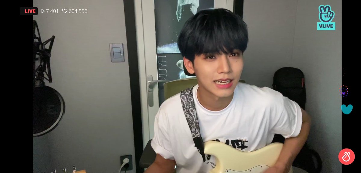 YangHyukFr's tweet photo. | Vlive ~ 13.07.21 |

Petit thread en photos du live de Hyuk 😊❤️🎶 Je posterais des extraits en vidéos plus tard 😉

Si vous souhaitez revoir le live :
https://t.co/YIsj8xlLIK

#OMEGA_X #OX #ΩX #Hyuk #vlive
@OmegaX_members @OmegaX_official 
1/8 https://t.co/UM1Qyttfix