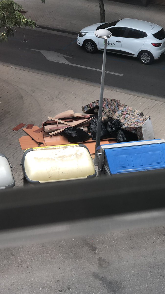 lex1984sbd's tweet photo. @SmatsaSbd no se si teniu l’avis pero la deixalleria de la Creu Alta ja esta plena (plaça del carrer Pare Rodes) @Aj_Sabadell Com es pot tolerar aixo? https://t.co/J8cSrqxmcf