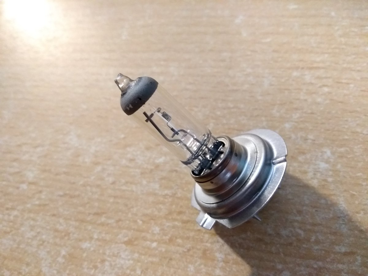 lukaslyer's tweet photo. Vyměnil jsem žárovku u auta z 21. století. Konečně mám pocit, že do této doby aspoň trochu patřím! Pro kolegy znalce: Potkávací světlomet, 12 V, 55 W, H7. #euforie #sikulka #skoroautomechanik https://t.co/9TXkhZKsXA