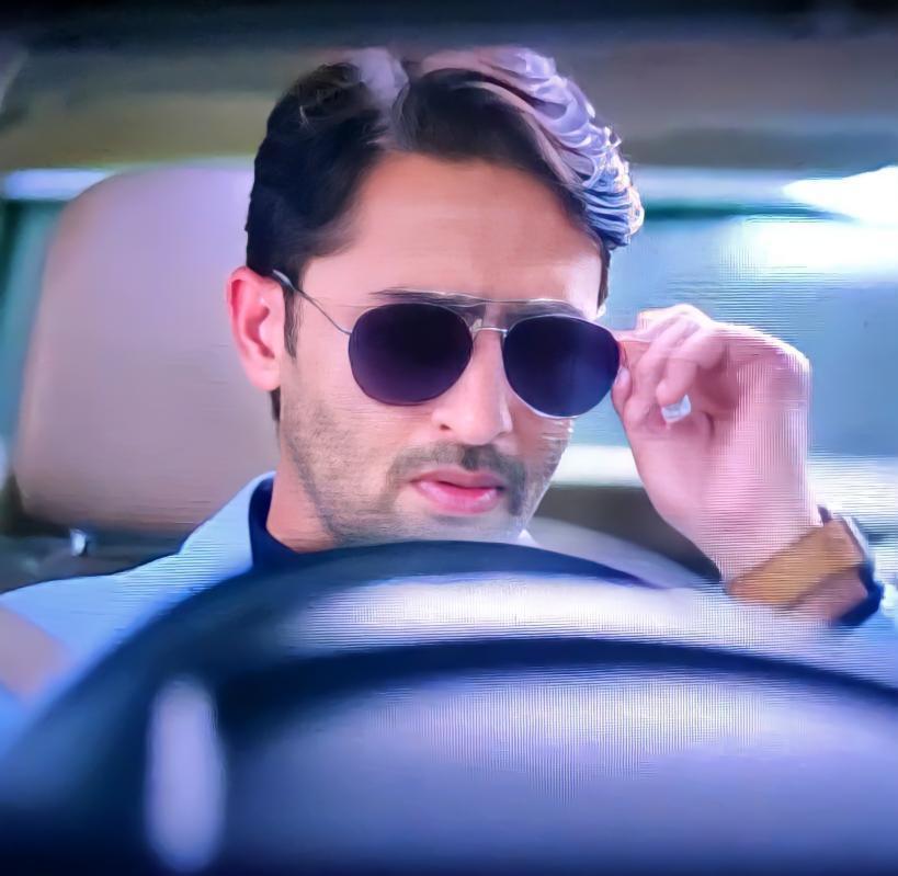 drsonal112's tweet photo. @ShaheerBirdieFC @Shaheer_S @SonyTV I was completely stunned by Devs entry scene
Screaming &amp; jumping of my sofa🙈
&amp; dan this Man in killer looks..blue attire..that shades 😎looking cool &amp; Hot at D same time
#MySceneMyEdit
#KrpVibes #Devjavu #KuchRangPyaarKeAiseBhi3 #ShaheerAsDev #Devakshi #ShaheerSheikh @Shaheer_S https://t.co/PwxBA1sUgo