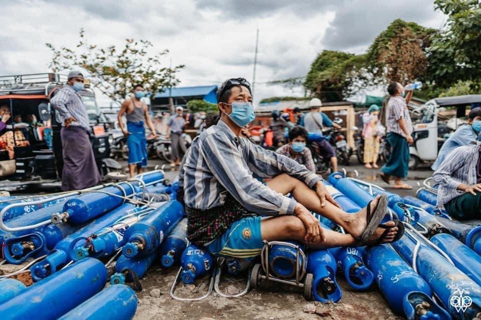 mayoomagic1's tweet photo. We can't breathe!!
 
Myanmar ppl have to line up difficultly and in secret for hours everyday to get oxygen since the Junta is putting down the oxygen factory and covid treatment supplies.

#AAAB
#COVID19
#whathappeninginmyanmar

📸  Ants Are Always Busy https://t.co/jn5pK1Pog6