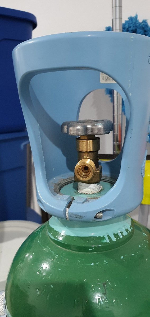 andresporrasgtz's tweet image. Se vende #TANQUE DE #OXÍGENO completo de 9,500 lit. Comprado en febrero 2021 pero no se usó.
✅ Regulador y cánula nuevos.
✅ Oxígeno a su máxima capacidad ya incluído. 

$12,000 pesos mexicanos.

☎️ Informes con Jorge Porras al (618) 8151087

Retweet porfas. ¡Gracias!

#COVID19