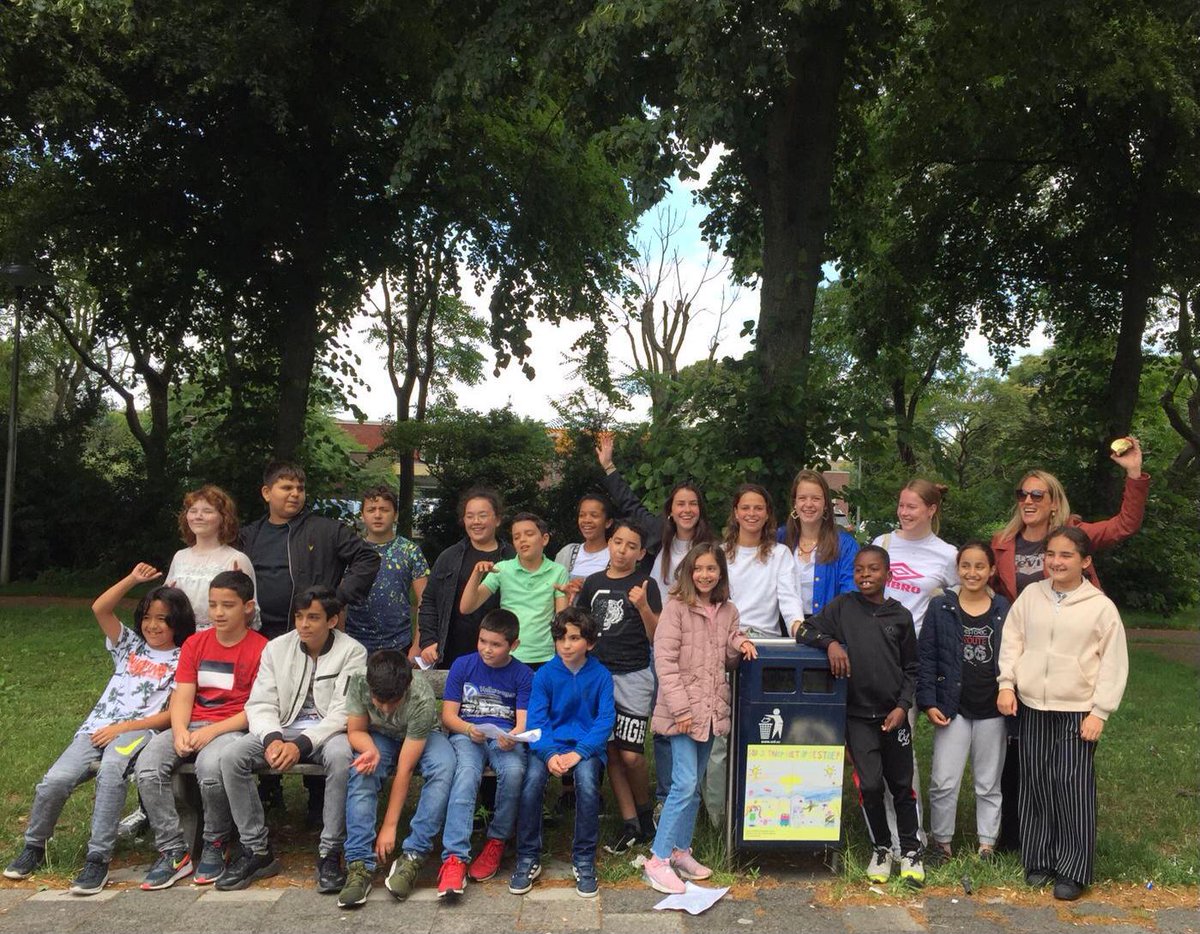 Yes! Vorige week waren de kinderen van Het Schateiland verrast over hun eigen gemaakte ontwerpen voor de prullenbak-stickers in hun wijk Kanaleneiland! Samen een foto met de studenten van #Veritas kon niet ontbreken