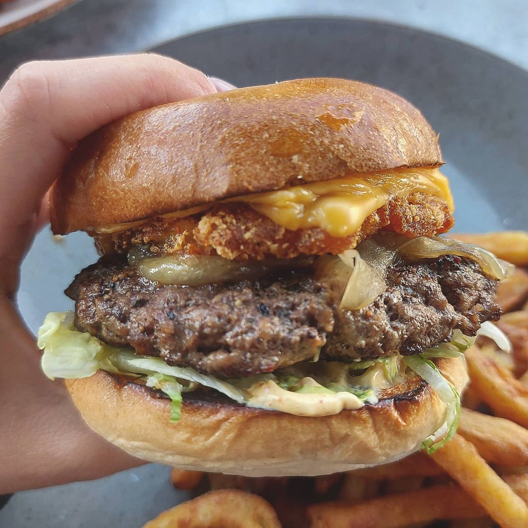 Now that's a handful. 🍔
You can't go wrong with our Van Man Burger. 👌
📸: meal.for.two