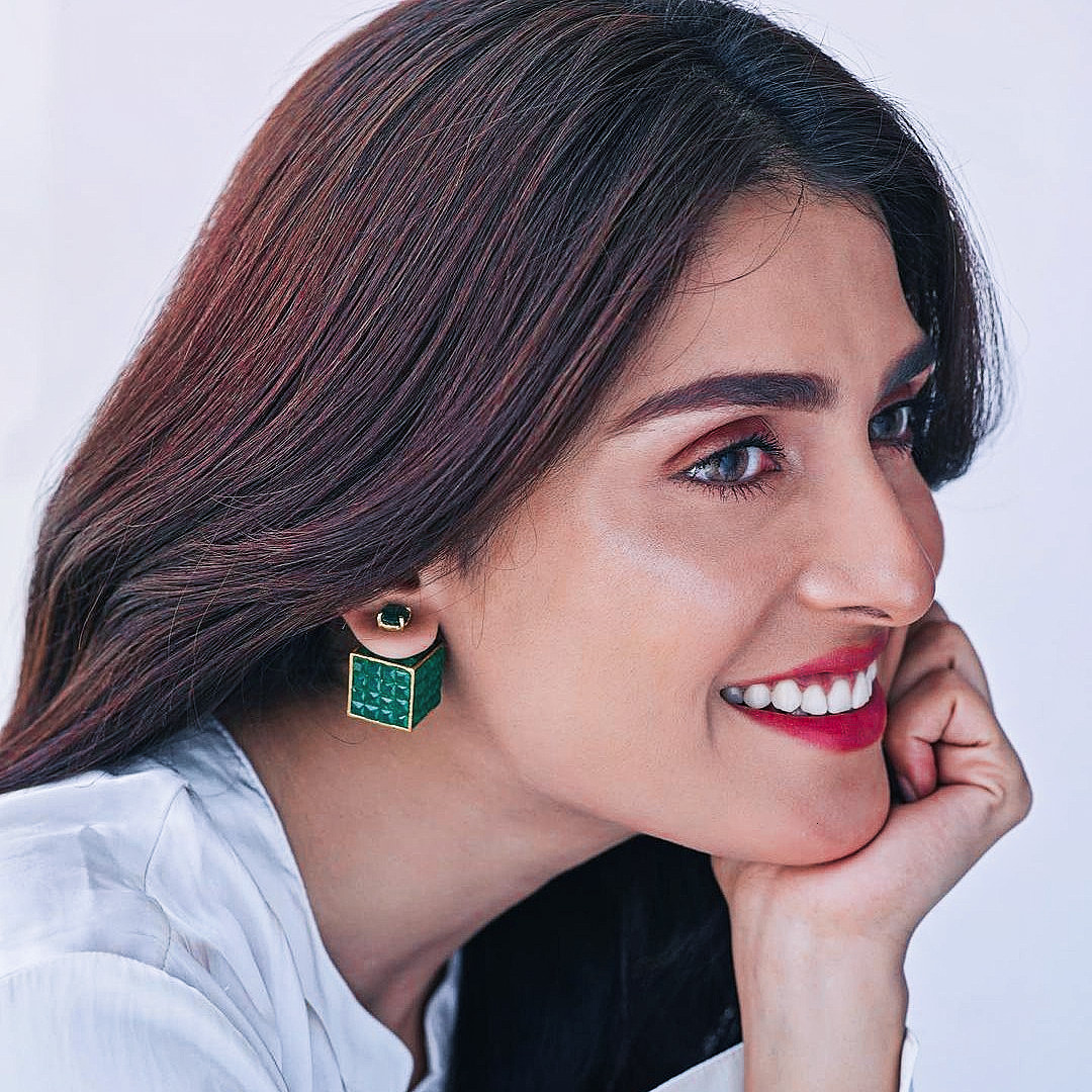 memeisluv's tweet photo. Yr wese to box pehene hue hai kaan me pr ye phir bhi kitti pyaari lag rahi hai 😍❤️ https://t.co/HLQfT1z3Gn
