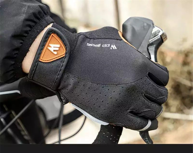 Las manos son el punto principal de contacto con la bici, debemos protegerlas y cuidarlas. Los guantes de ciclismo son prendas especialmente fabricadas para protegernos de los golpes. Guantes largos $350 (disponible en talla CH,M, y G) mas información por mensaje.