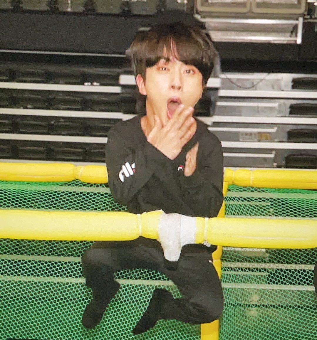 Noona_of_Jin's tweet photo. HAHAHAHAHAHAHAHA
Mahal parin kita, Jin kahit ganyan ka 🤣
#RunBTS101 https://t.co/vzNJtn1i7x