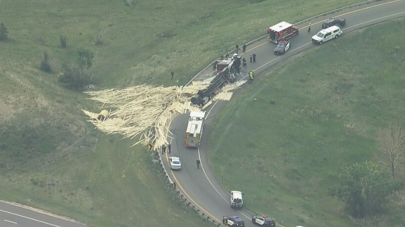 CBSNewsColorado's tweet photo. RIGHT NOW: @WestMetroFire working to remove trapped driver of tractor-trailer that has rolled and spilled load of lumber. Ramp from NB 285 to WB 470 closed, per @ColoradoDOT. #COTraf https://t.co/8h8EwPLRxE