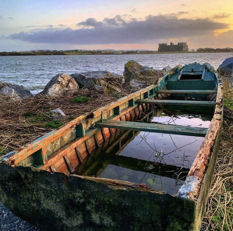 Today’s #photoftheday is a picturesque boat wreck near the abandoned ruins of Ardfry House, an 18th century estate once home to Lord Wallscourt. 🛶Beautiful picture taken by local photographer @hzlsadventures 📸👏 #supportlocal #localphotographer #localphotography #oranmore