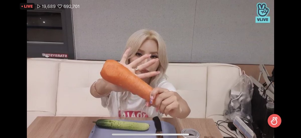 MInS7890's tweet photo. 210713 소연아채소먹자🥒🥕
一副講遺言的感覺(威 開玩笑
@G_I_DLE #여자아이들 #GIDLE
#소연 #SOYEON #BEAMBEAMoutNOW #WindyGrandOpening #천재셰프_윈디_시그니처_삠삠 #SOYEON1stWIN #BEAMBEAM1WIN #삠삠1stWIN https://t.co/zNZkDBHOmr