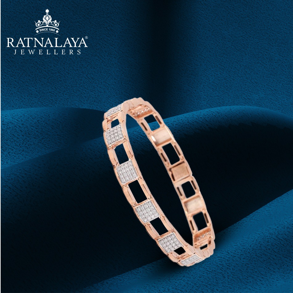 ratnalayajewels's tweet photo. Perfect wear to reflect the shine in you. The #gentlemanscollection by #RatnalayaJewellers is about the royal grace and charm a man holds within.
To explore a range of #ravishingdesigns, visit our store at #HathwaMarket | #Kankarbagh
#mensjewellery #mensjewellerycollection https://t.co/PgYs1dlQKz