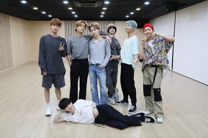 Aria_OT7's tweet photo. De nuevo tenemos a Yoongi con su pose favorita se mira super tierno 🤧💜
@BTS_twt #yoongiperfect https://t.co/H5PNePdtsI