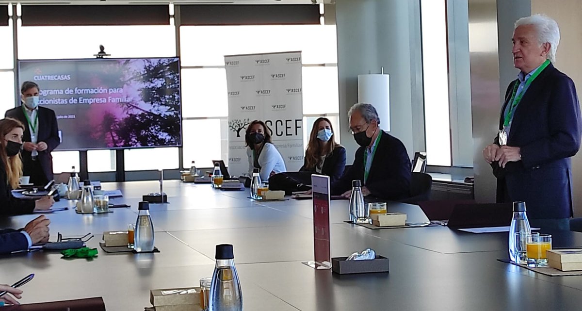 ASCEFcat's tweet photo. Aquest matí hem celebrat, amb @Cuatrecasas, el programa de formació del soci de l'#EmpresaFamiliar.

S'han ofert eines de coneixement per ajudar-los a desenvolupar el seu rol amb rigor i responsabilitat, i transmetre la importància de protegir el patrimoni empresarial i familiar. https://t.co/fe28I3cCSM