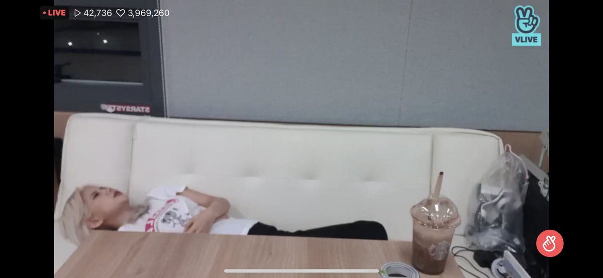 MInS7890's tweet photo. 210713 소연아채소먹자🥒🥕
誰來救救她🌚🤣
@G_I_DLE #여자아이들 #GIDLE
#소연 #SOYEON #BEAMBEAMoutNOW #WindyGrandOpening #천재셰프_윈디_시그니처_삠삠 #SOYEON1stWIN #BEAMBEAM1WIN #삠삠1stWIN #soyeon1stveggie https://t.co/DuMdEbeZvd