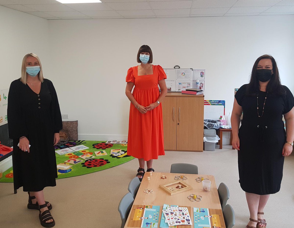 seren_fach1's tweet photo. Thank you so much to @AndrewMorganRCT for officially opening our new Canolfan Teulu - Family Centre yesterday, and to @VikkiHowells &amp; our funders for making this possible. Diolch yn fawr i chi gyd! https://t.co/67vejhFNOj