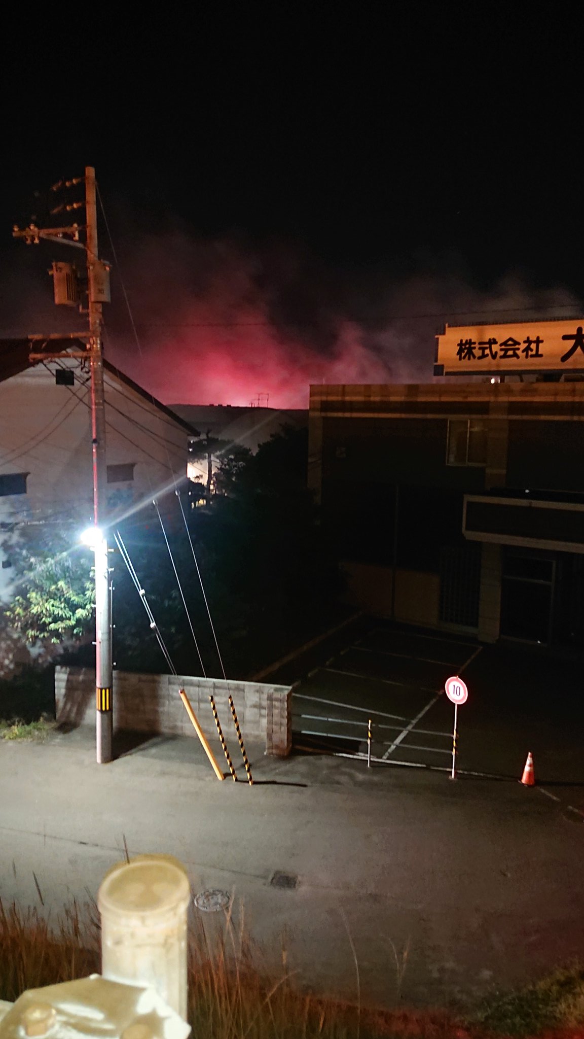 ピエロ 白石区 火事 家の中が花火臭いと思ったら 外は真っ白 花火どころじゃなかった 怪我人いなきゃいいけど 小学校のすぐ近く T Co J6wukvqtx3 Twitter