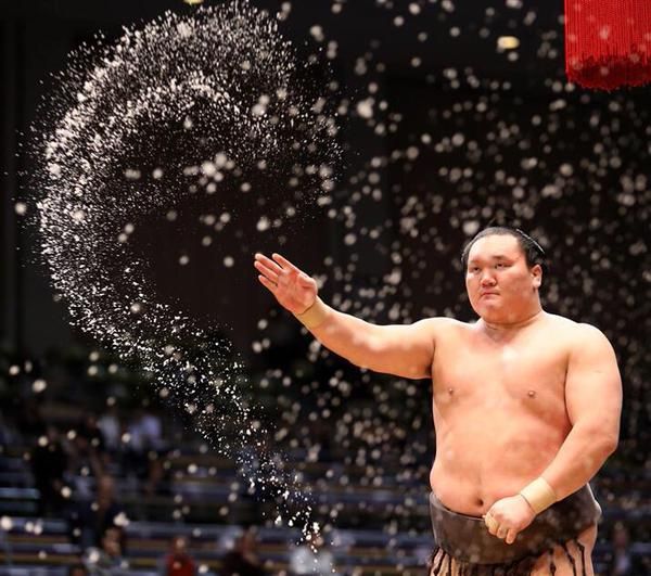 白鵬の塩巻きが綺麗すぎてティンカーベルみたいと話題だが 他の力士の衝撃波 烈風拳 個性的な塩の撒き方も素敵 Togetter 白鵬の塩巻きが綺麗すぎてティンカーベルみたいと話題だが 他の力士の衝撃波 烈風拳 個性的な塩の撒き方も素敵 Togetter