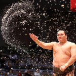 白鵬さんの塩まきが綺麗すぎる!まるでティンカーベルのようだと話題!