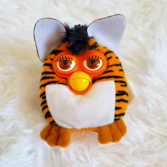 MillsTasha's tweet photo. So good I had to share! Check out all the items I'm loving on @Poshmarkapp #poshmark #fashion #style #shopmycloset #tiger #hallmark #team365: https://t.co/gJdyqlA8tj https://t.co/fxF1xcC122