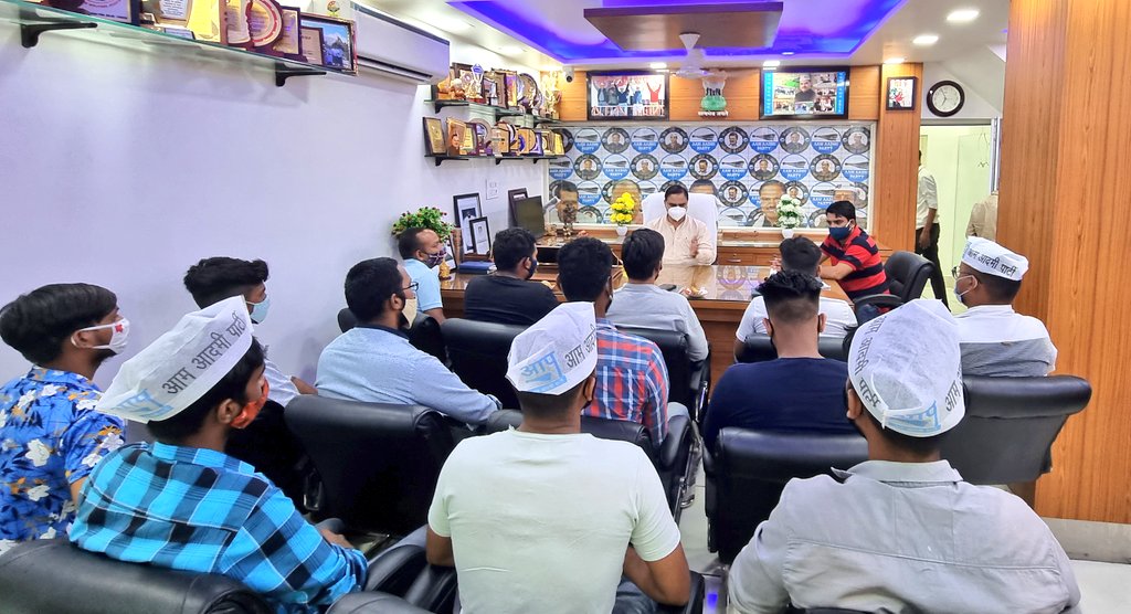 JSTomarAAP's tweet photo. "Tea with JST" प्रत्येक मंगलवार शाम 6 बजे विधायक कार्���ालय         जी -102 शकूरपुर में त्रिनगर विधानसभा क्षेत्र की आम आदमी पार्टी यूथ विंग के पदाधिकारियों के साथ होने वाली साप्ताहिक बैठक। कई युवा साथियों को टोपी पहना कर आम आदमी पार्टी में शामिल किया। https://t.co/XBvpNqeOqA