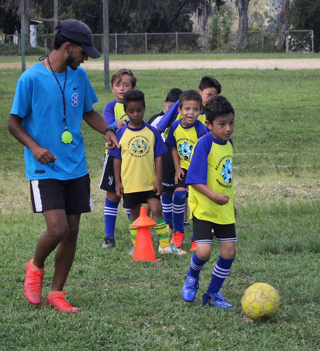 ShanntonellaFC's tweet photo. 🄲🄻🄸́🄽🄸🄲🄰 🄳🄴🄿🄾🅁🅃🄸🅅🄰 ⚽
.
Los Teques - Estado Miranda
.
El proyecto "Fútbol con Valores" sigue marcando la diferencia y el pasado 7 de Julio estuvimos con los niños de Los Teques, en conjunto con la Academia de fútbol Junior los Teques . 🙌👏 https://t.co/rpfz2VLjZS