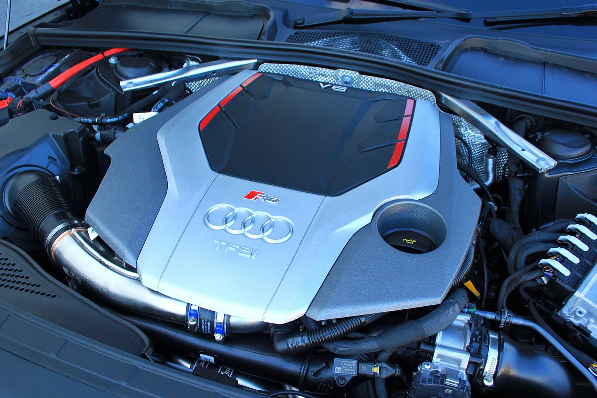 MoyakheSibulele's tweet photo. Apart from the other two cars, this here is the reason why we made that visit to Audi the first place. Behold the range-topping Audi RS 5 Sportback.
Powered by a V6 engine, this "four-door" coupe packs 331 kW and can do the obligatory 0-100 km/h run in just 3,9 seconds.
#seebio https://t.co/ktFdcV4fkv