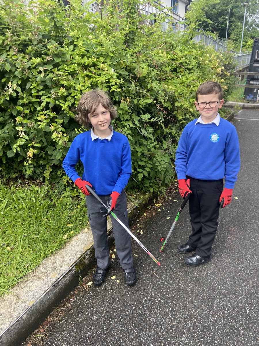 Our ‘rubbish reps’ working hard to clear up the school building ! Thank you @helpinghandenvironment for our litter picking equipment.