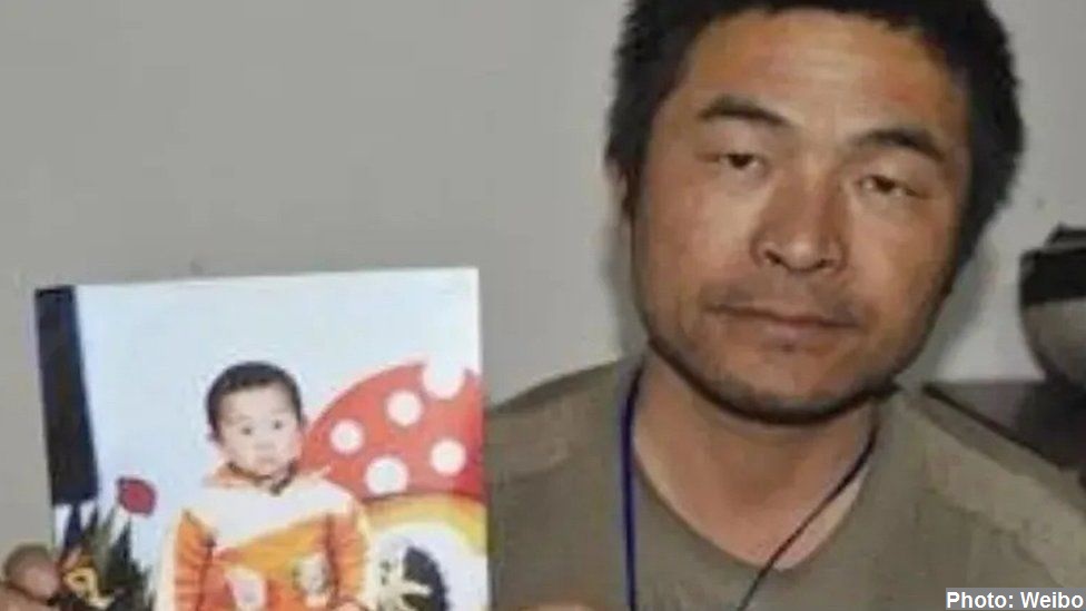 NewsBFM's tweet photo. 1. A man has been reunited with his son after a 24-year search that saw him travel over 500,000km on a motorbike across China.

Guo Gangtang's son was kidnapped at the age of two by human traffickers in front of their home in Shandong in 1997. https://t.co/NFsuteXBw8
