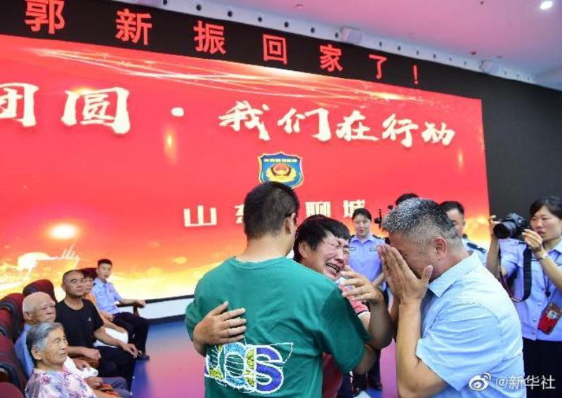 NewsBFM's tweet photo. 1. A man has been reunited with his son after a 24-year search that saw him travel over 500,000km on a motorbike across China.

Guo Gangtang's son was kidnapped at the age of two by human traffickers in front of their home in Shandong in 1997. https://t.co/NFsuteXBw8