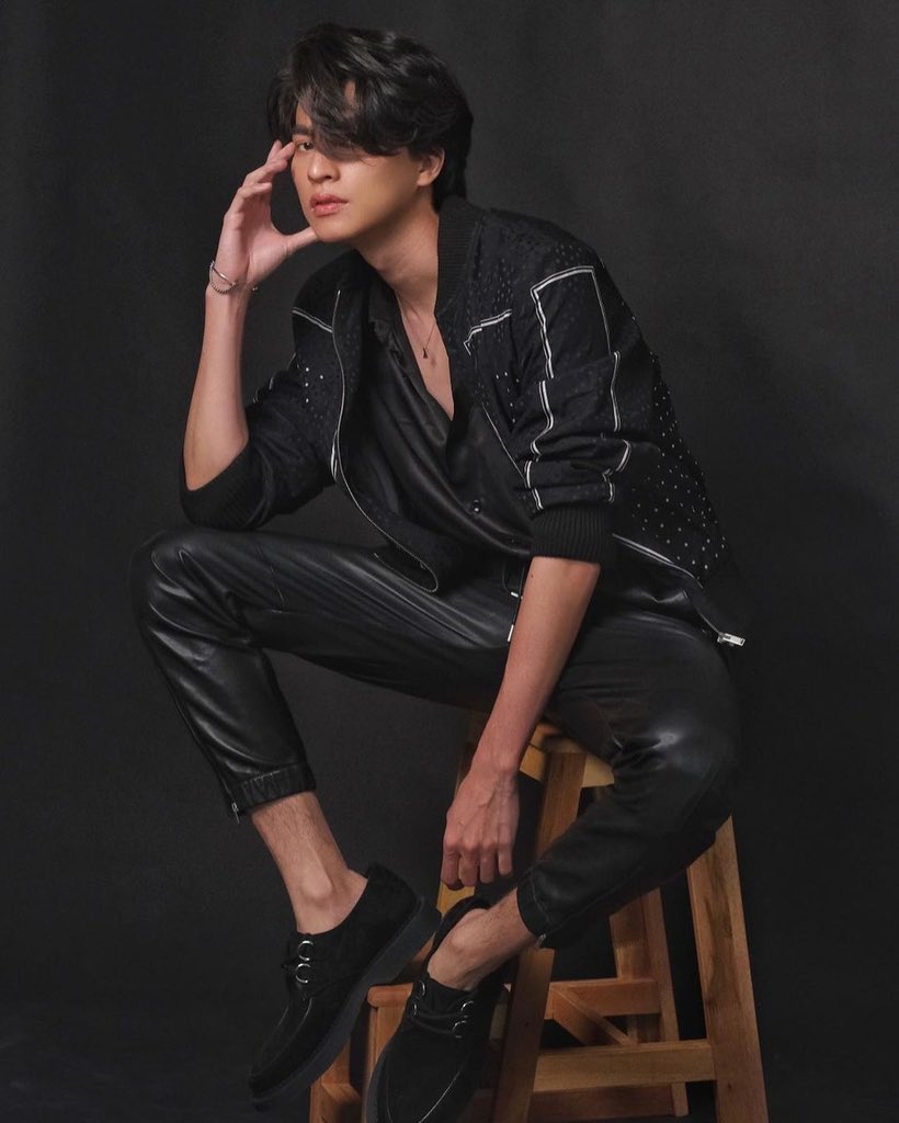 Gulfkanawutofc's tweet image. พึ่งจะบอกฝันดีกันไปแต่เหมือนจะนอนไม่ค่อยหลับแล้วละสิ หล่อเกินต้านจริงๆ🥰

IG : GULFKANAWUT
🔗 instagram.com/p/CRRV0x5r-cC/…

@gulfkanawut 
#GulfKanawut
#ลูกบอลของคุณบิ๊กกลัฟ #PhiBalls 
#หวานใจมิวกลัฟ