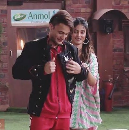 IamAsimRiaz1's tweet photo. .@eyehinakhan  latest insta story 💙
She congratulated @imrealasim in her story and added a swipe up story of sky high track 💙

#AsimRiaz || #HinaKhan || #SkyHigh || #AsimSquad || #TeamAsimRiaz https://t.co/xwauN4omra