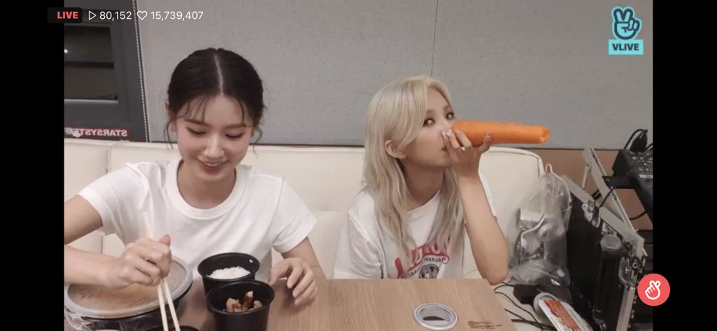 MInS7890's tweet photo. 210713 소연아채소먹자🥒🥕
等薇娟一起吃🤣
雪寶?
@G_I_DLE #여자아이들 #GIDLE
#소연 #SOYEON #BEAMBEAMoutNOW #WindyGrandOpening #천재셰프_윈디_시그니처_삠삠 #SOYEON1stWIN #BEAMBEAM1WIN #삠삠1stWIN #soyeon1stveggie https://t.co/rvVuDkHBma