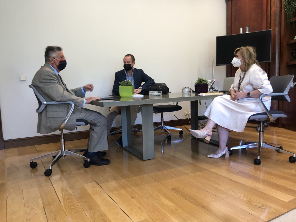 Con la Dra Elena Gazapo, Rectora <a href="/UEuropea/">Universidad Europea</a>, recibiendo a Manuel García Velarde, nombrado Profesor Honorífico de la Escuela de Arquitectura, Ingeniería y Diseño. Un lujo contar con Manuel, investigador del máximo prestigio! 
#STEAM_UE #ciencia #física #investigación #conocimiento