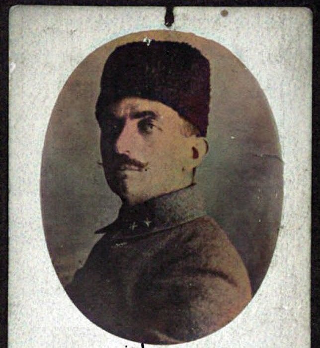 Yüzlerce şehit verdiğimiz Kütahya-Eskişehir Muharebeleri'nin 100. yılındayız. Ne bir anma, ne bir hatırlama. En azından son nefesini verdiği Kütahya’daki istasyona Atatürk'ün silah arkadaşlarından Yarbay Nazım Bey'in adını verin. Bu isimleri ebedileştirmek herkesin vazifesi.