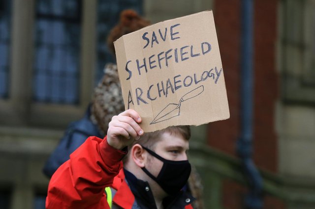 TimHopkinson's tweet photo. Lecturers and students have slammed @sheffielduni decision to close its #archaeology department and hit out after an "unprofessional and disrespectful" meeting with the vice chancellor. A campaign to #SaveSheffieldArchaeology saw a 42,000-name petition.
https://t.co/4SlzgY1BC2 https://t.co/3XYUdANp6u