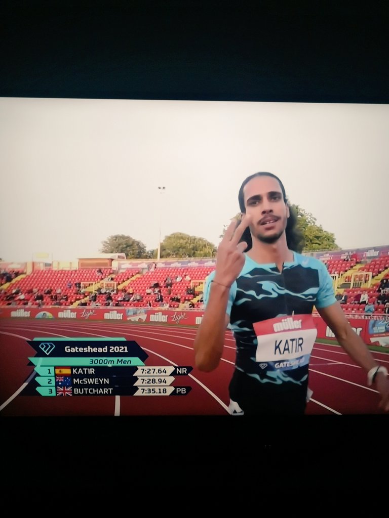 fransaeztv's tweet photo. Victoria y nuevo récord de España en el 3.000. Este chico de Mula tiene los récords de España de 1.500, 3.000 y 5.000 💪🏻❤️💙💛 Es una brutalidad lo de Mohamed Katir. Ah y la victoria es en la @Diamond_League https://t.co/1sFomrsqGX