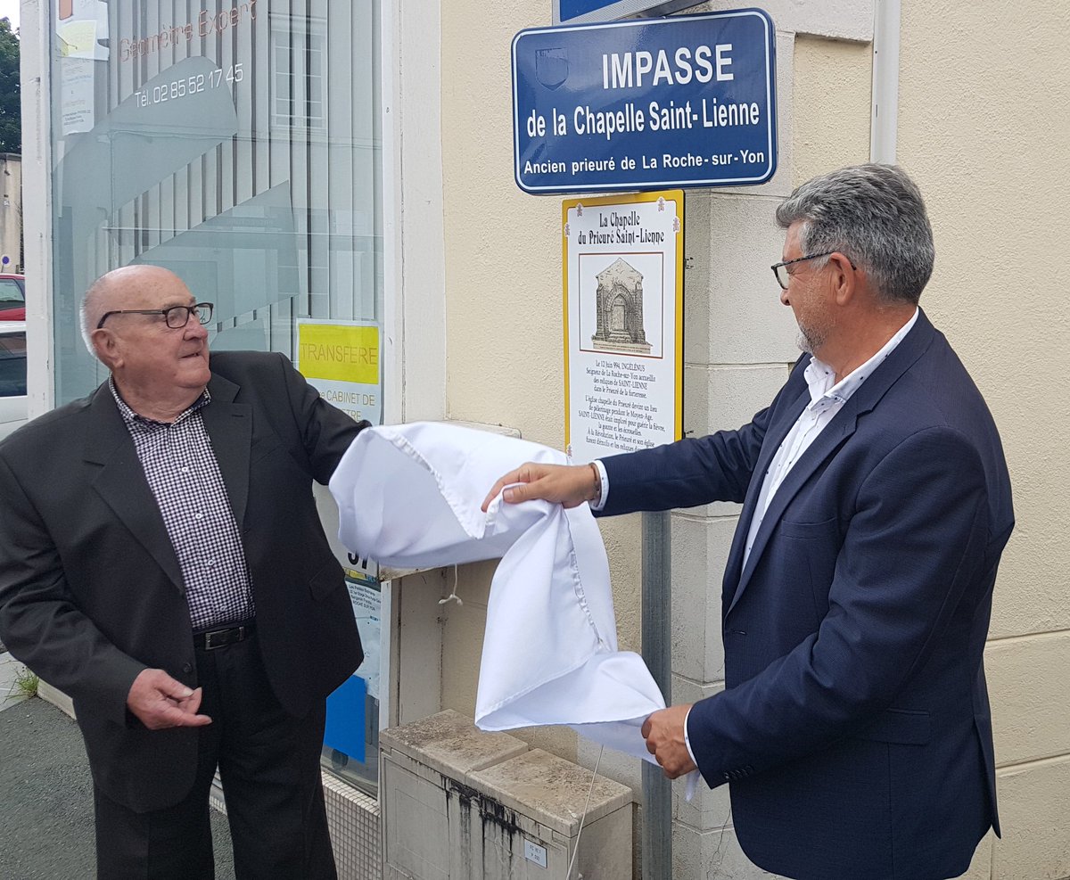 anne_sicard's tweet photo. Je représentais le président @a_leboeuf pour le dévoilement de la plaque remémorant l'emplacement du Prieuré Saint Lienne, lieu de pèlerinage au Moyen-Age, à l'époque intégré à l'ancien château-fort de #LaRocheSurYon : une initiative #Prymosta #histoire #patrimoine https://t.co/f5zc7veOCH