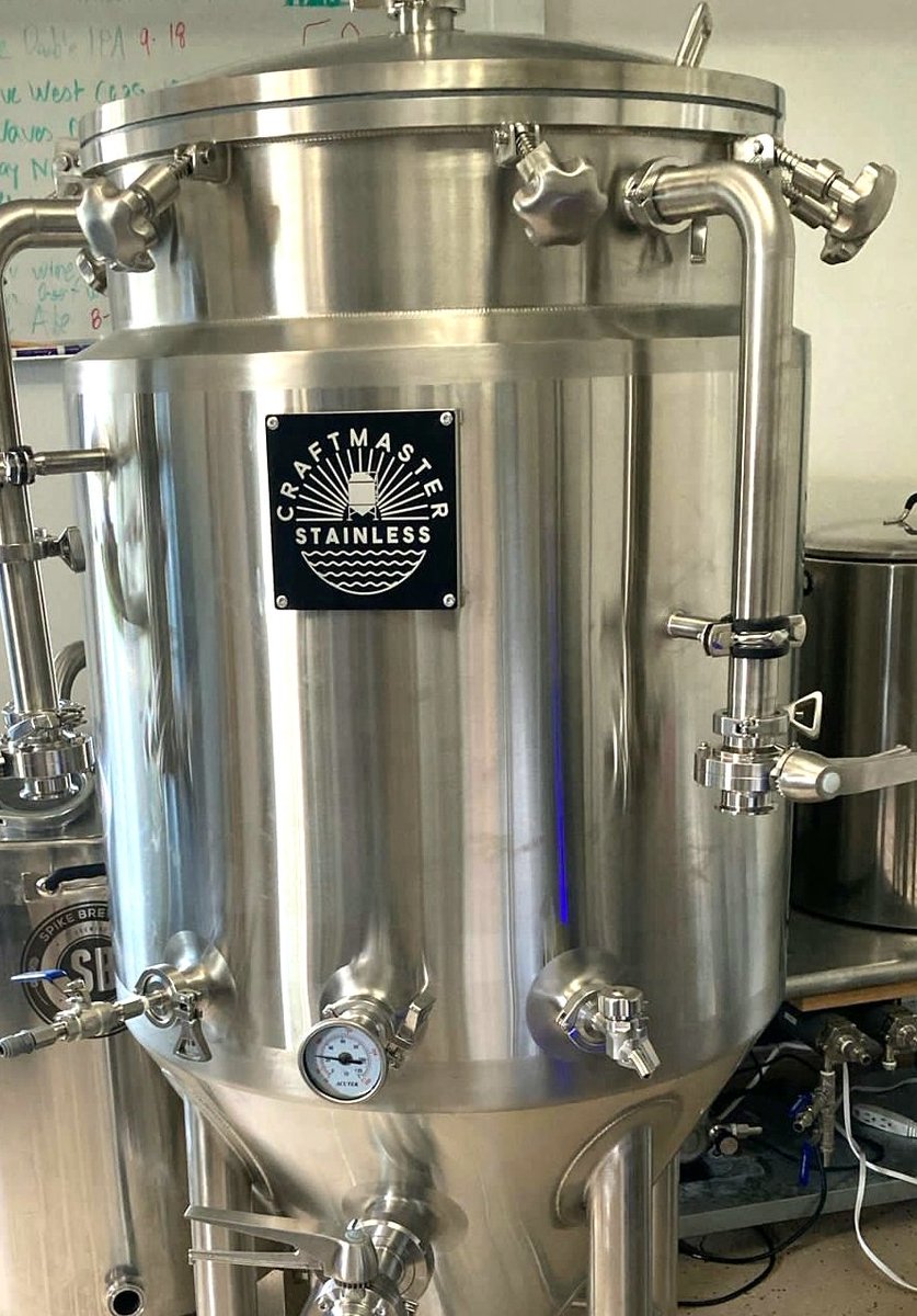 ItzaBrewing's tweet photo. Our new fermenter is here. Now we can increase production to meet demand. Brewmaster is excited. 
#ItzaBrewing #EnjoyTheWave
#GoldenWave #WestCoastIPA #Tunkuruchu
#SanDiegoBeer #SDBeer
#oceanbeachsandiego
#CraftBeer #LocalBeer #IndieBeer 
#CraftBrewery #LocalBrewery 
#nanobrewery https://t.co/xVTwT4CCrf