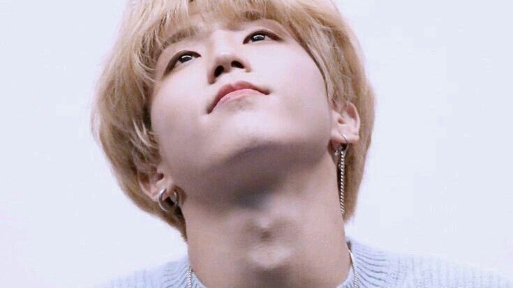 hwangsamericano's tweet photo. tl dry? lee know’s sweat mark, one of felix’s freckles, and han jisung’s adam apple, are all heart shaped. https://t.co/6lwGI2afSW