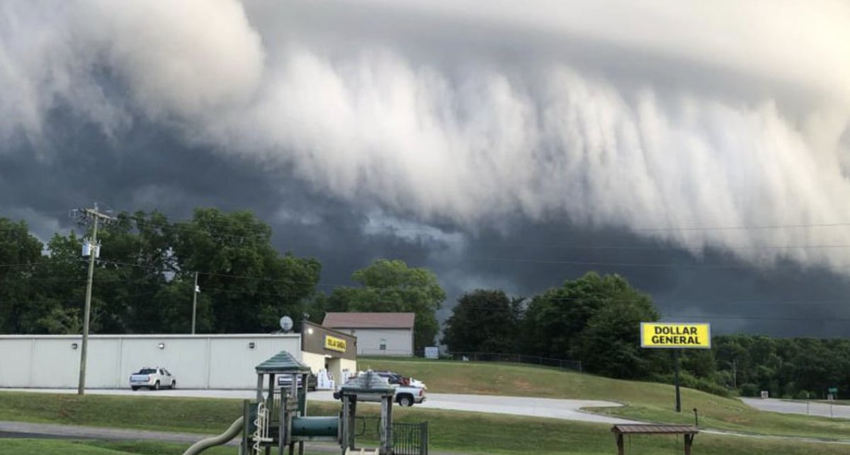 Линейные многоячейковые грозы. Выступающие облака. Утренняя глория австралия. Грозовые тучи. Шельфовые облака грозовой воротник.