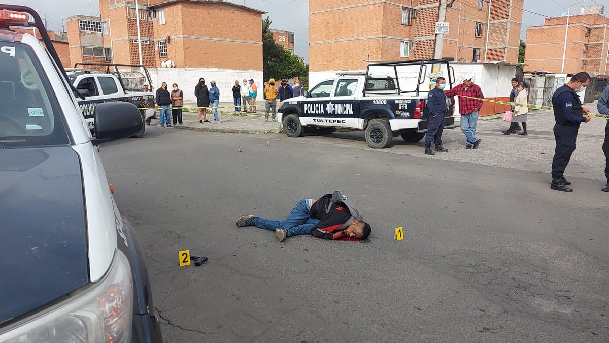 HalconOnce's tweet photo. Esta mañana un presunto delincuente es abatido a balazos por un policía de investigación, ocurrió en la Unidad Habitacional #CTM #Tultepec en el #Edomex, pretendía asaltar una unidad de trasporte público. https://t.co/gMYeyVijQP