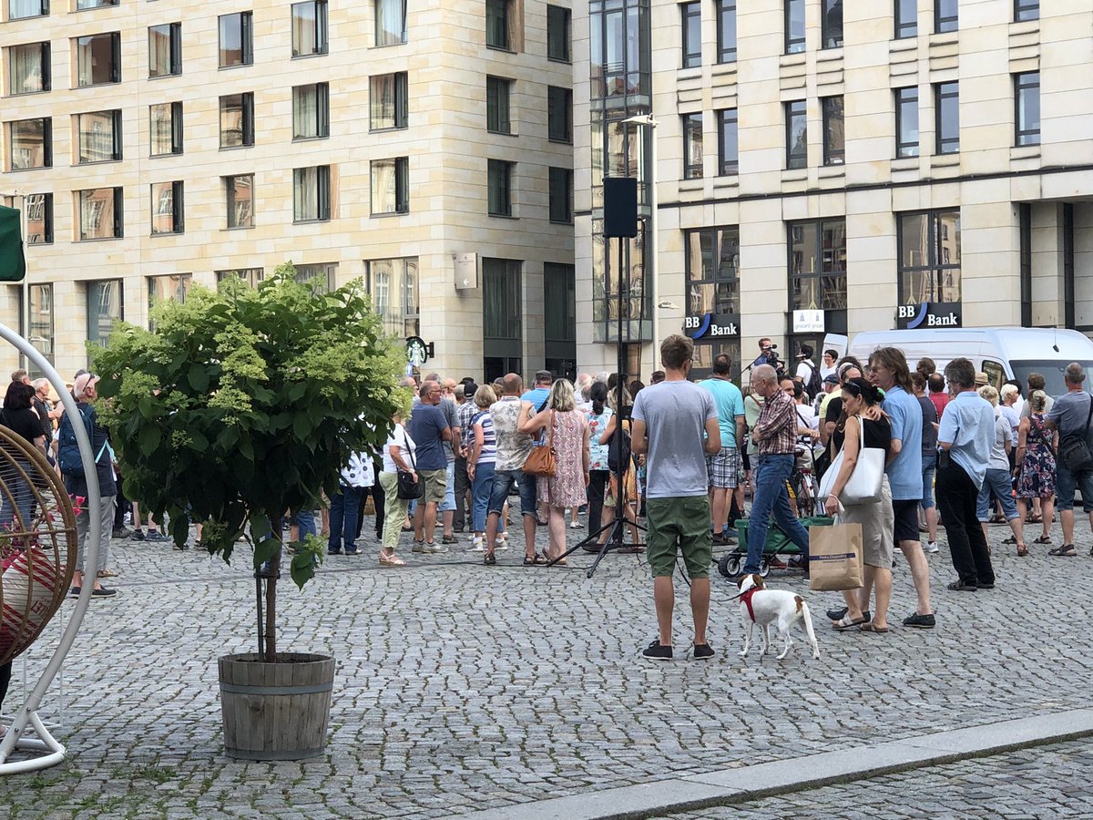 Wir_sind_Viele's tweet image. Heute mal in Dresden. Ca. 200 Leute, mehr ziehen auch #Schiffmann #Greulich Björn Banane nicht. Jetzt würden ersten die „Büttel“ der Sachs. Polizei über die sächs. Verfassung aufgeklärt 🤡